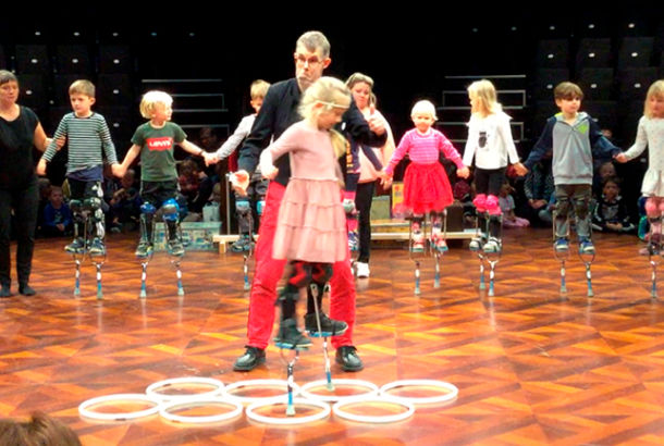 11 børnehavebørn på stylter