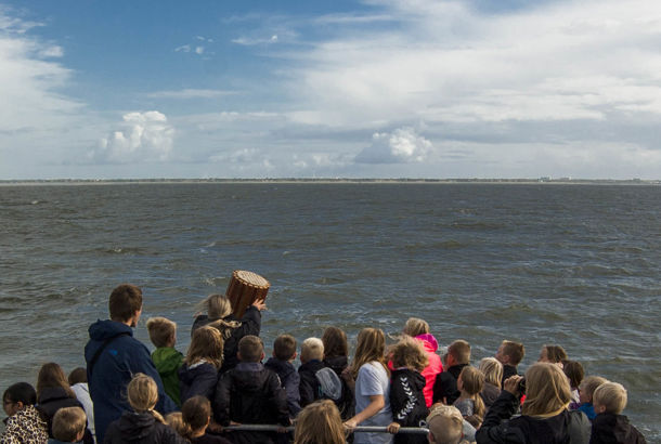 Søsætning af flaskoposter, Esbjerg. Huskunstnerprojekt. Foto: Louis André Jørgensen.