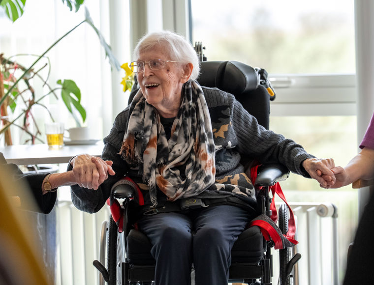 Det er ikke alle beboerne, der aktivt bruger deres sangstemmer. Men den lille halve time med kendte sange og bevægelse virker til at stimulere dem på en god måde. Foto: Jens Kristian Vangsgaard