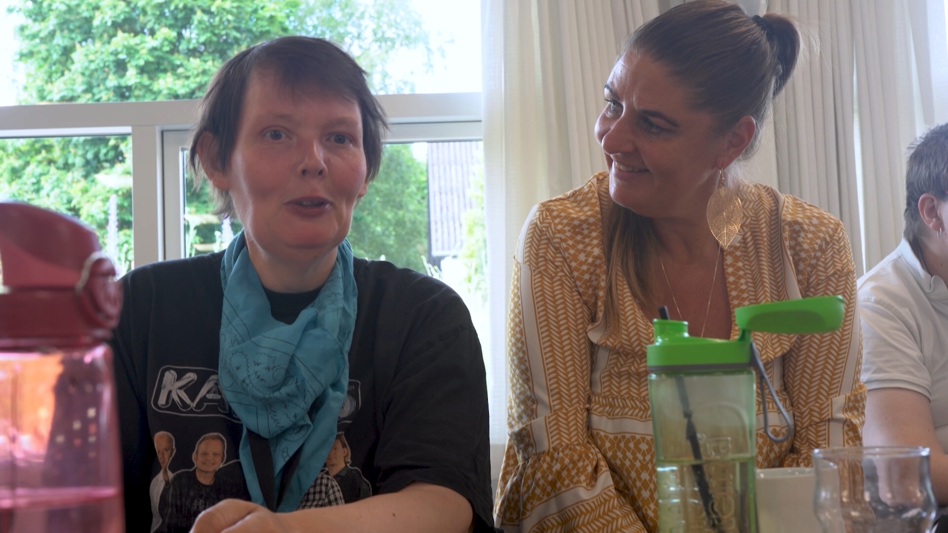 To mennesker i samtale. foto Louise Lind, Lind Visuals